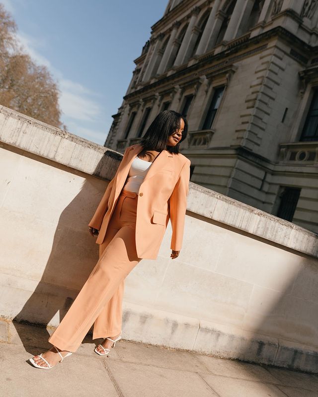 What to Wear to a Summer Wedding: @STYLEIDEALIST wears a peach suit with white sandals