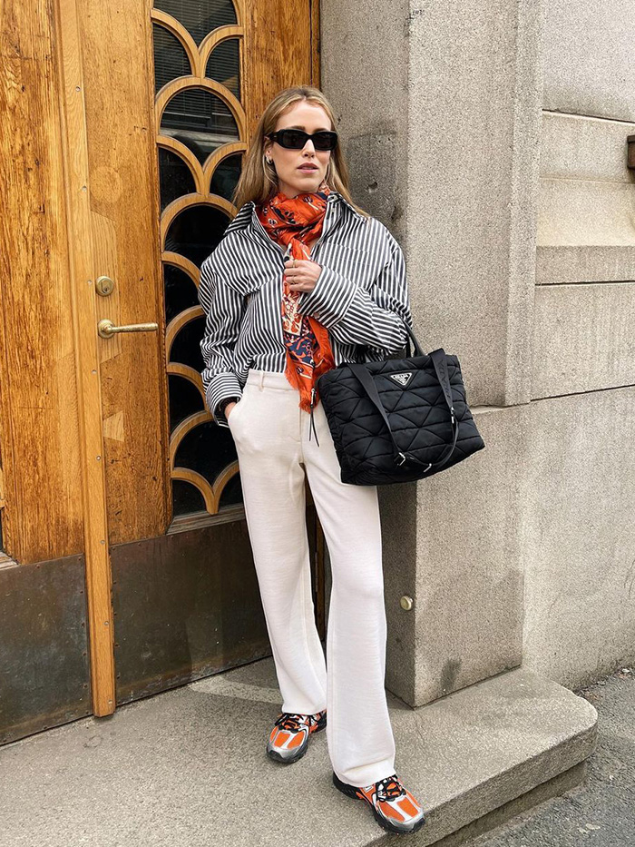 How to wear sneakers to work in 2021: shirt, trousers and scarf