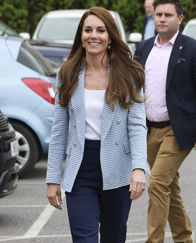 Gingham Fashion Trend: Kate Middleton wears a blue gingham blazer with skinny jeans