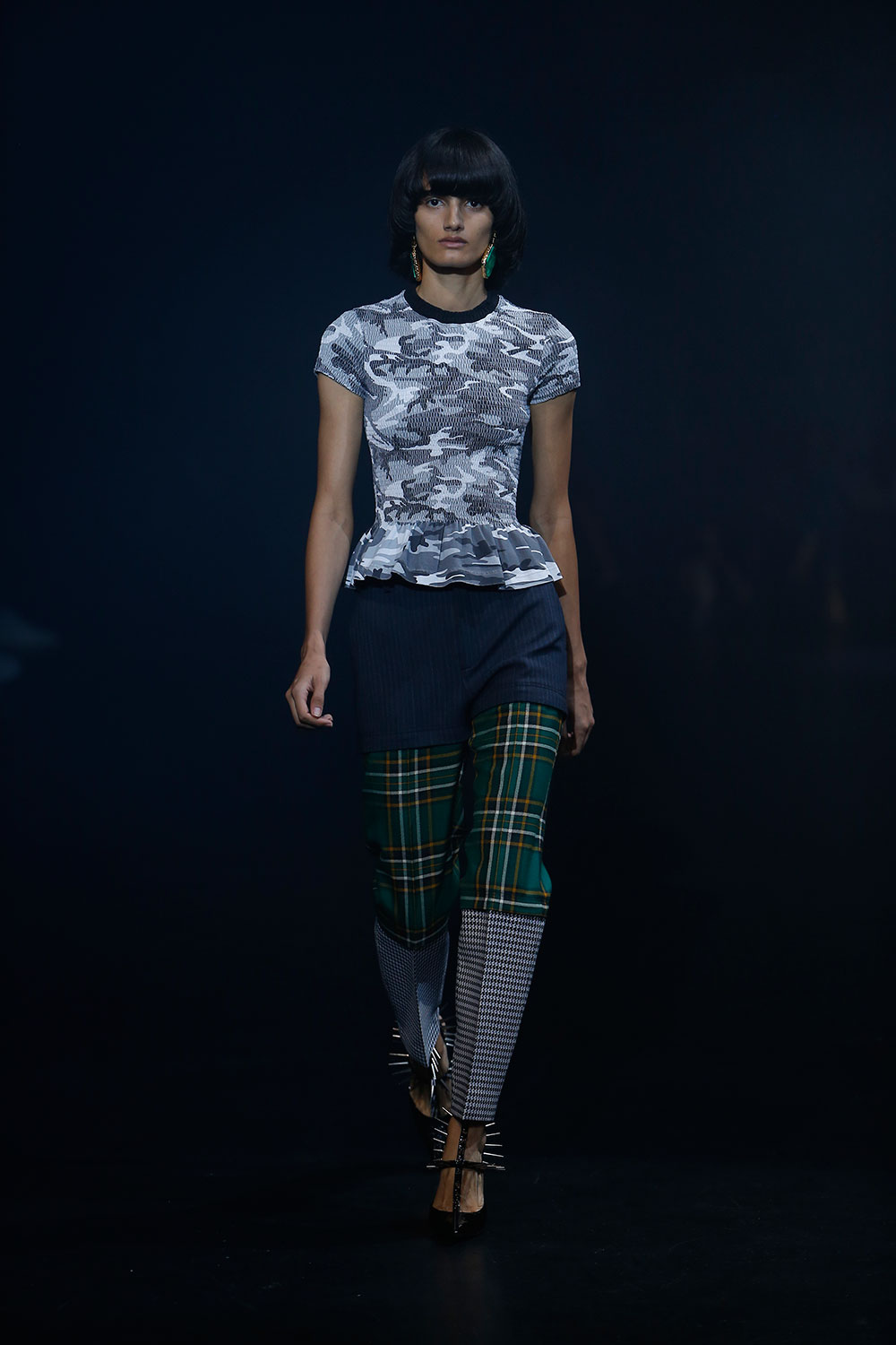 eksplicit websted I udlandet Yes, Balenciaga Wants You to Wear Printed Leggings and Crocs | Who What Wear