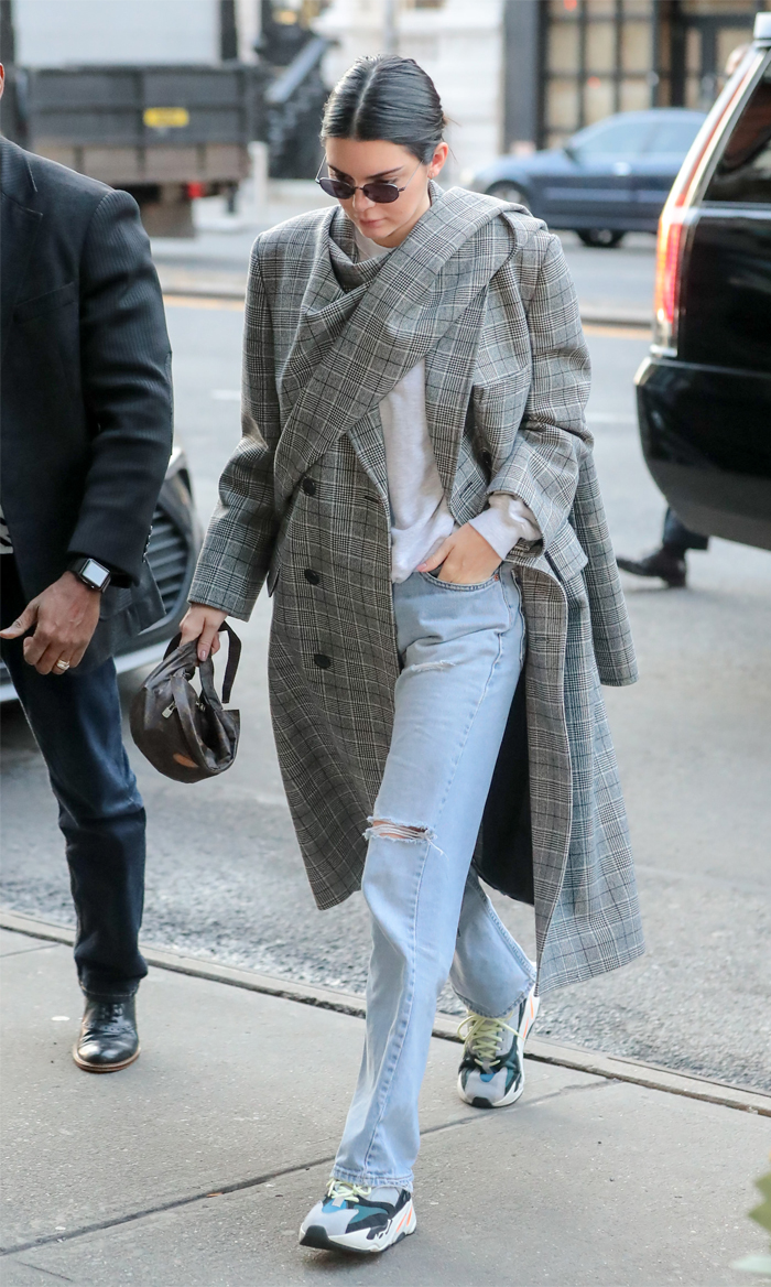 Kendall Jenner straight leg jeans and trainers