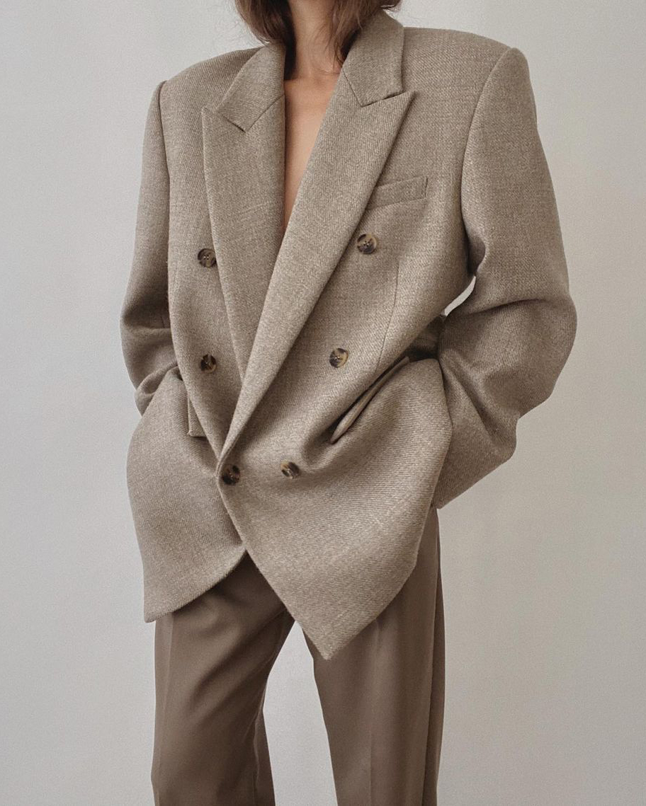 Best blazers for women: @modedamour wears an oversized beige blazer with tailored trousers