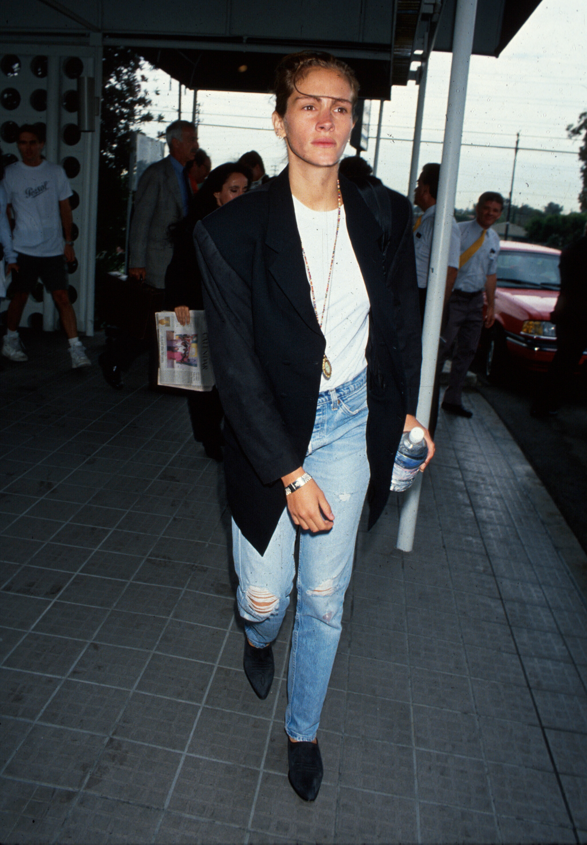 Julia Roberts Style: Wearing jeans and an oversized blazer