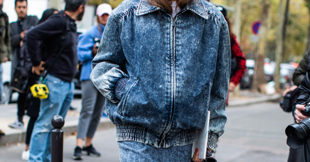 Here S How To Wear The Acid Wash Jean Trend Who What - Diy Acid Wash Jean Jacket
