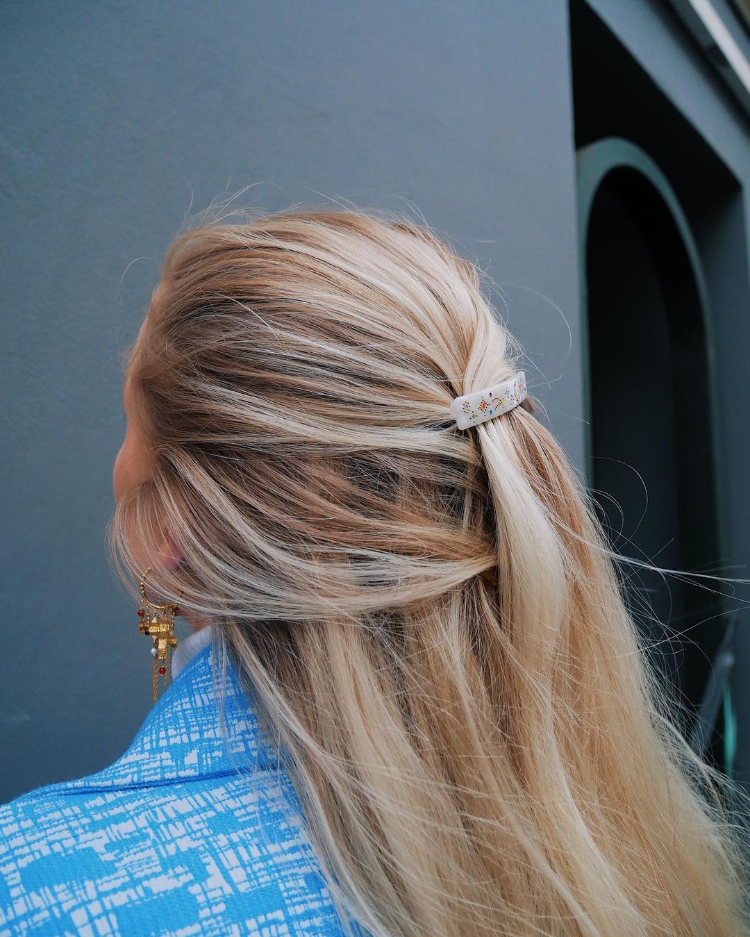 Half up half down hairstyle with hair clip: @andreasteen