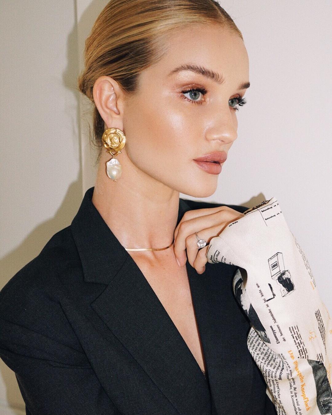 Thin Eyebrow Trend: Rosie Huntington-Whiteley with full brows and glowy skin