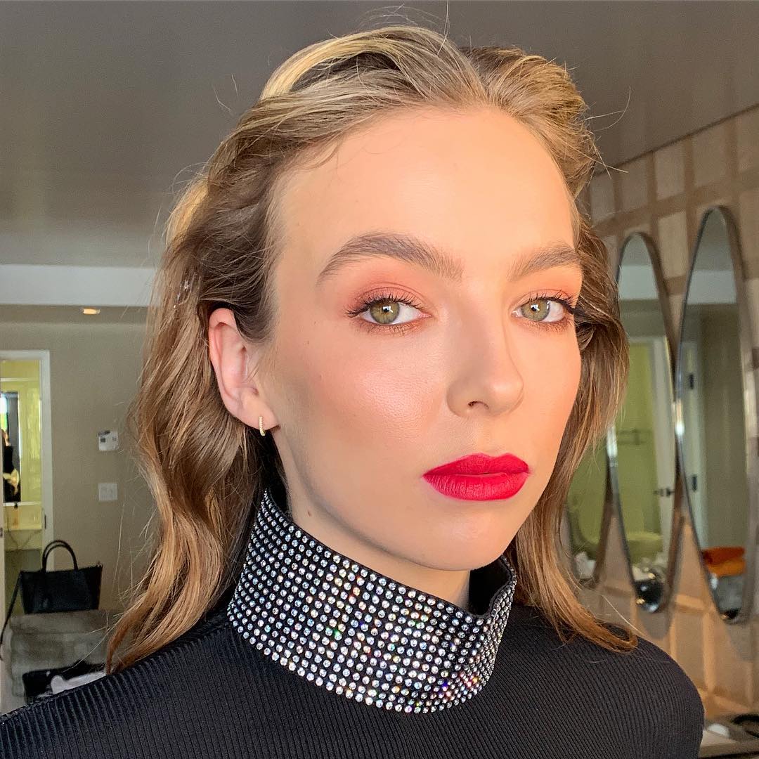 Best Jodie Comer Beauty Looks: Pink lip, coral eyes and slicked-back hair