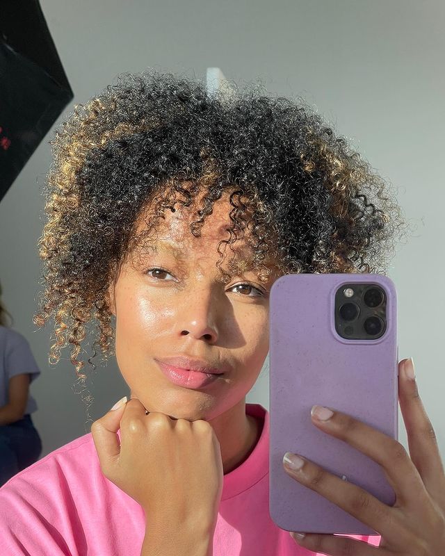 The Ordinary Skincare: @fiahamelijnck captures her glowy skin in a selfie
