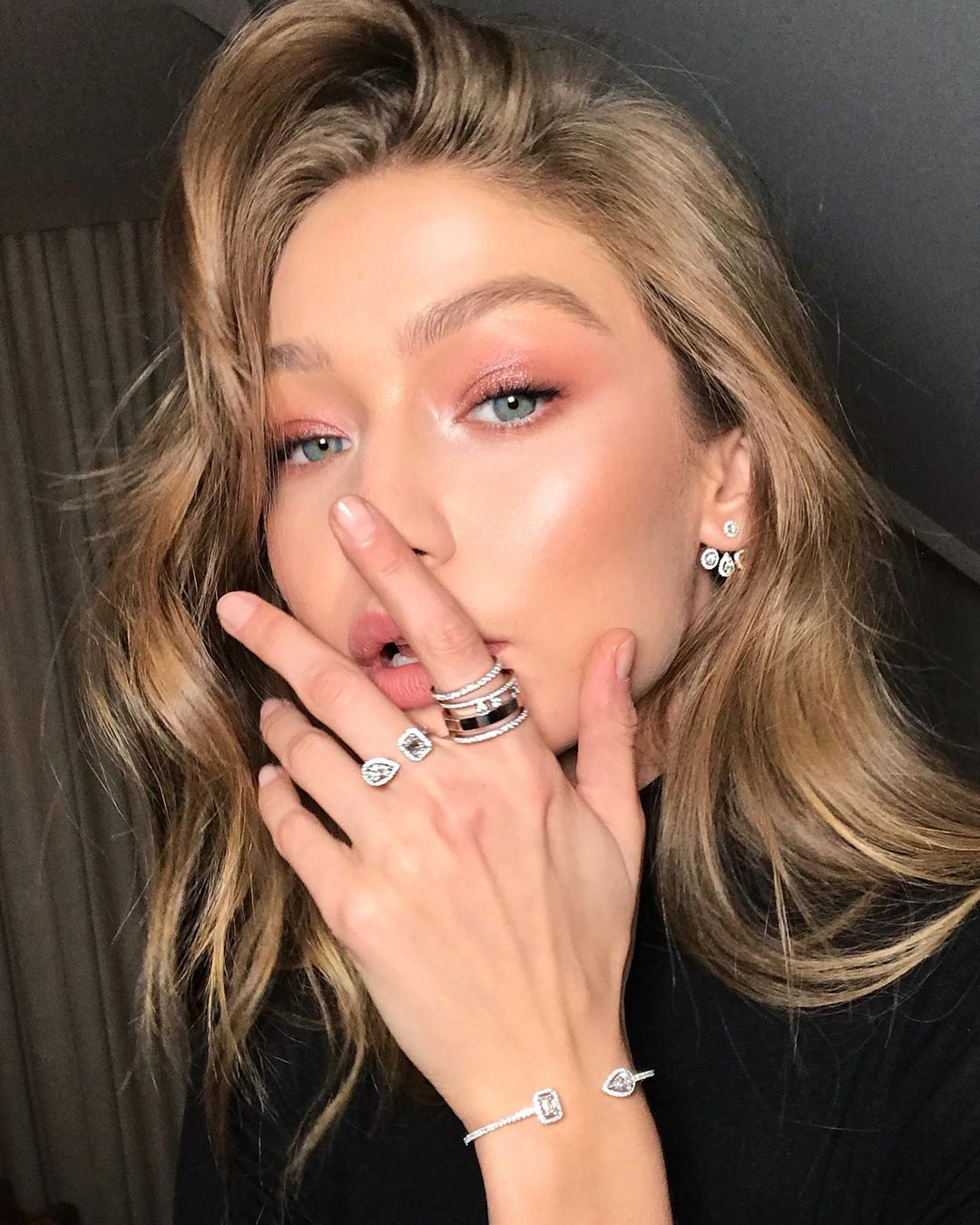Patrick Ta Party Makeup: Gigi Hadid wearing pink eye shadow and stacked rings