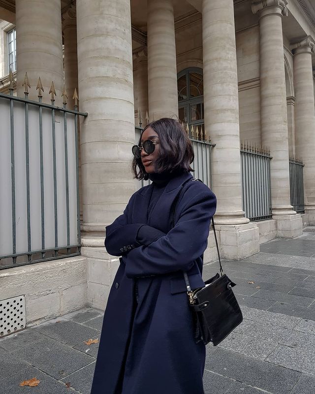 Ngjyrat klasike të vjeshtës të dimrit: Aïda Badji Sané vesh një pallto marine