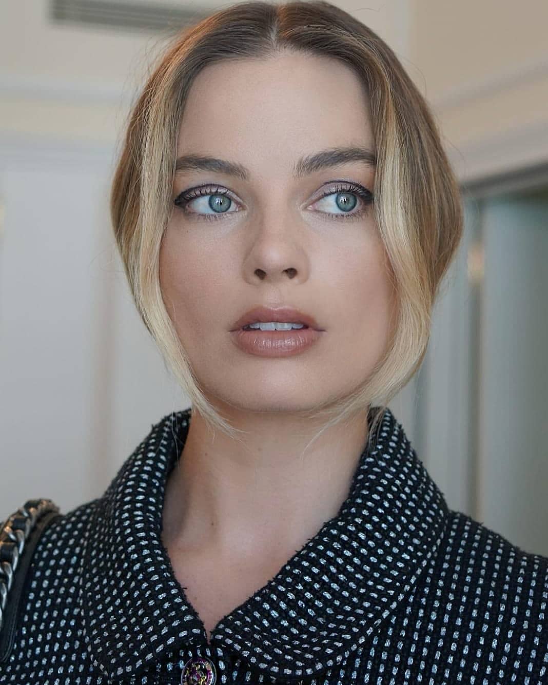 Blonde Bob Hairstyles to inspire: @patidubroff showing off Margot Robbie's long blonde bob tied up