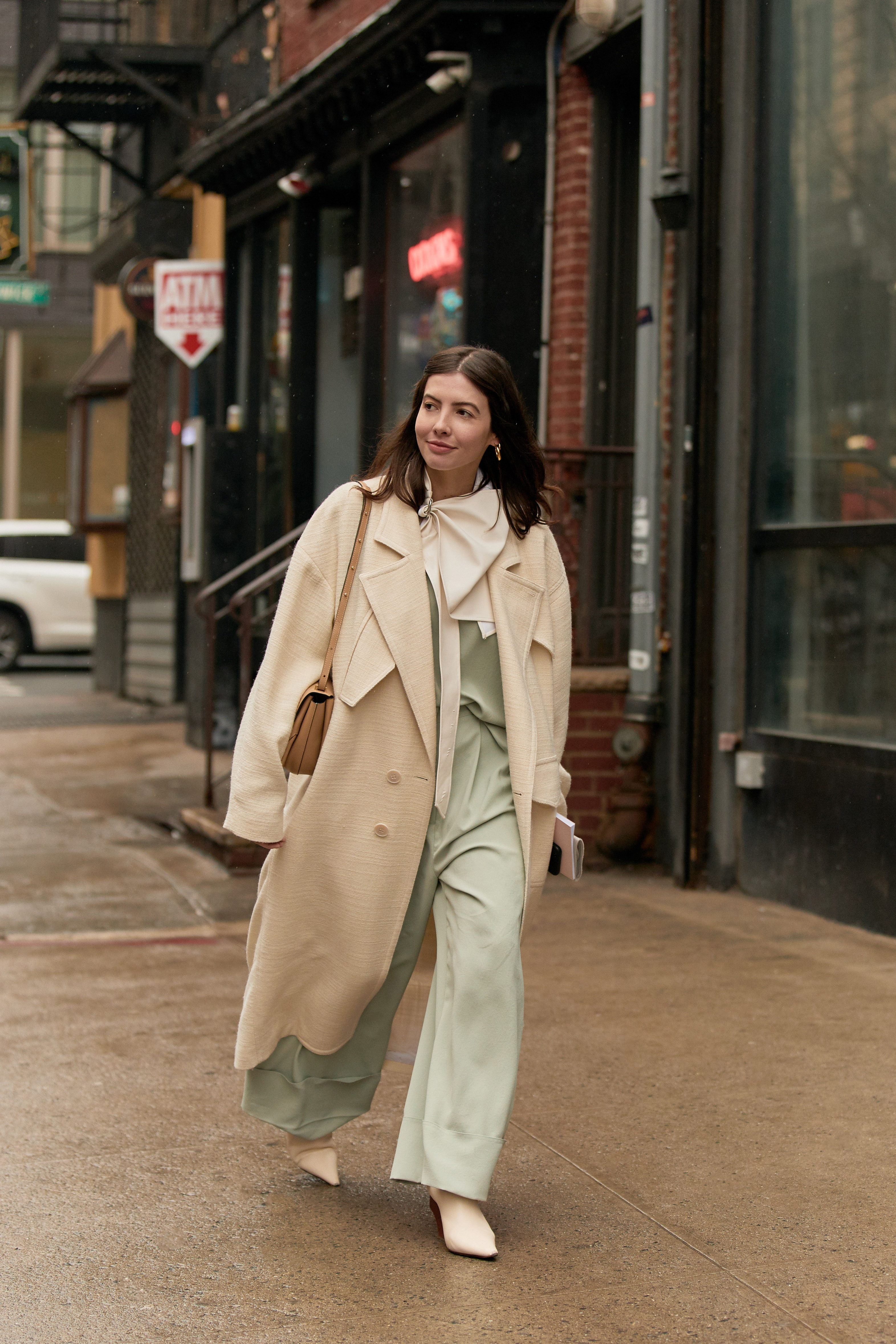 5 Neutral Outfits That Work Well for New York City | Who What Wear
