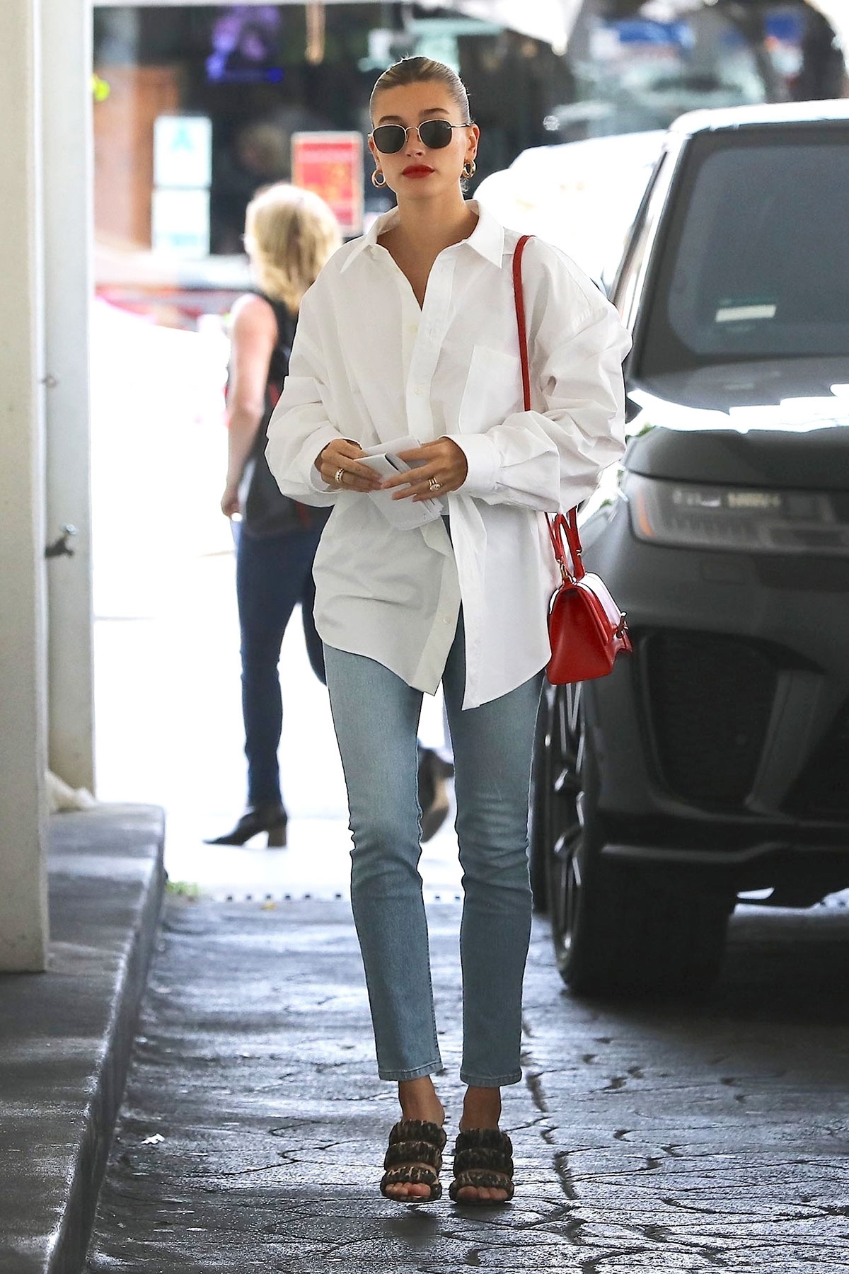 How Hailey Bieber wears a white shirt and jeans