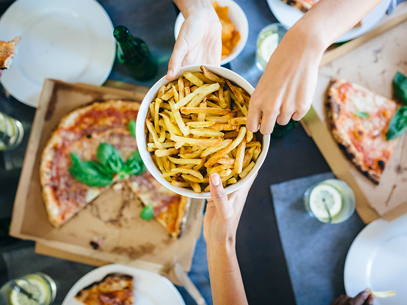 Alimentos que podem causar refluxo ácido: Pizza e batatas Fritas