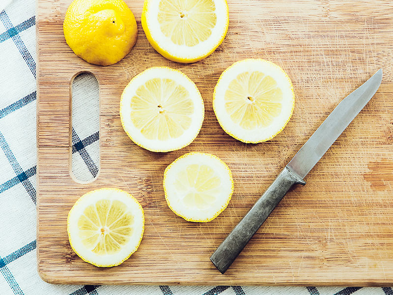 Alimentos que causan reflujo ácido: Rodajas de limón