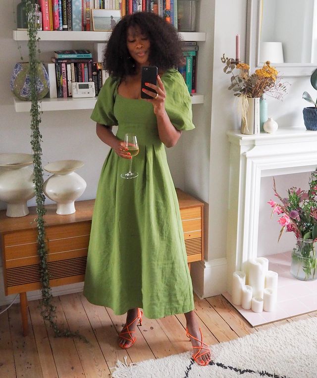 Обувь для платьев: @thandimaq носит сандалии с ремешками и зеленое льняное платье-миди.