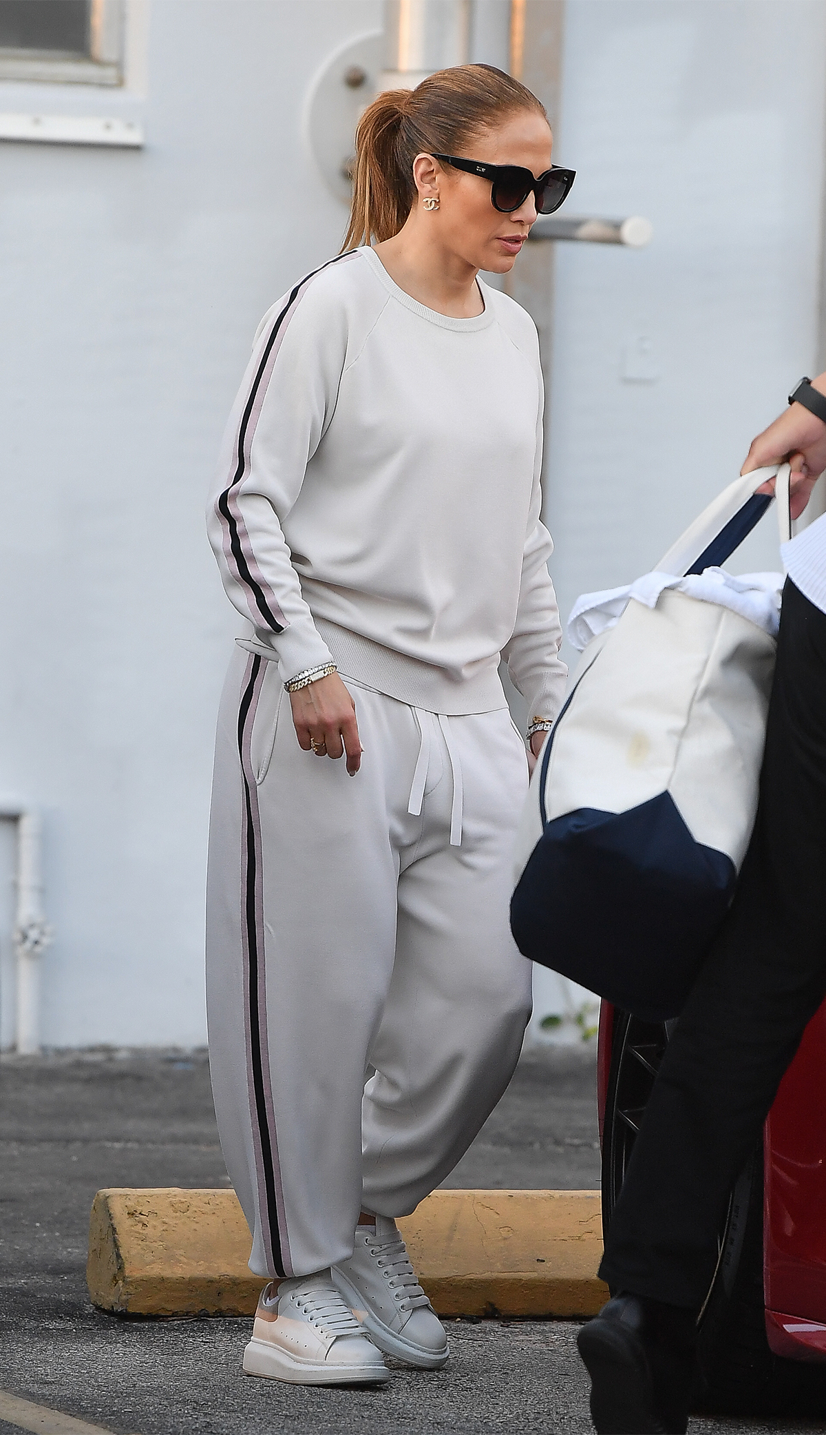 The 9 Celebrity Sweatpants Outfits That Are So Chic | Who What Wear