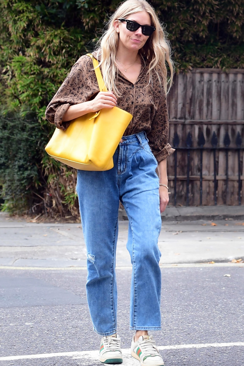 Sienna Miller Just Wore This Anti-Skinny Jeans Trend | Who What Wear UK