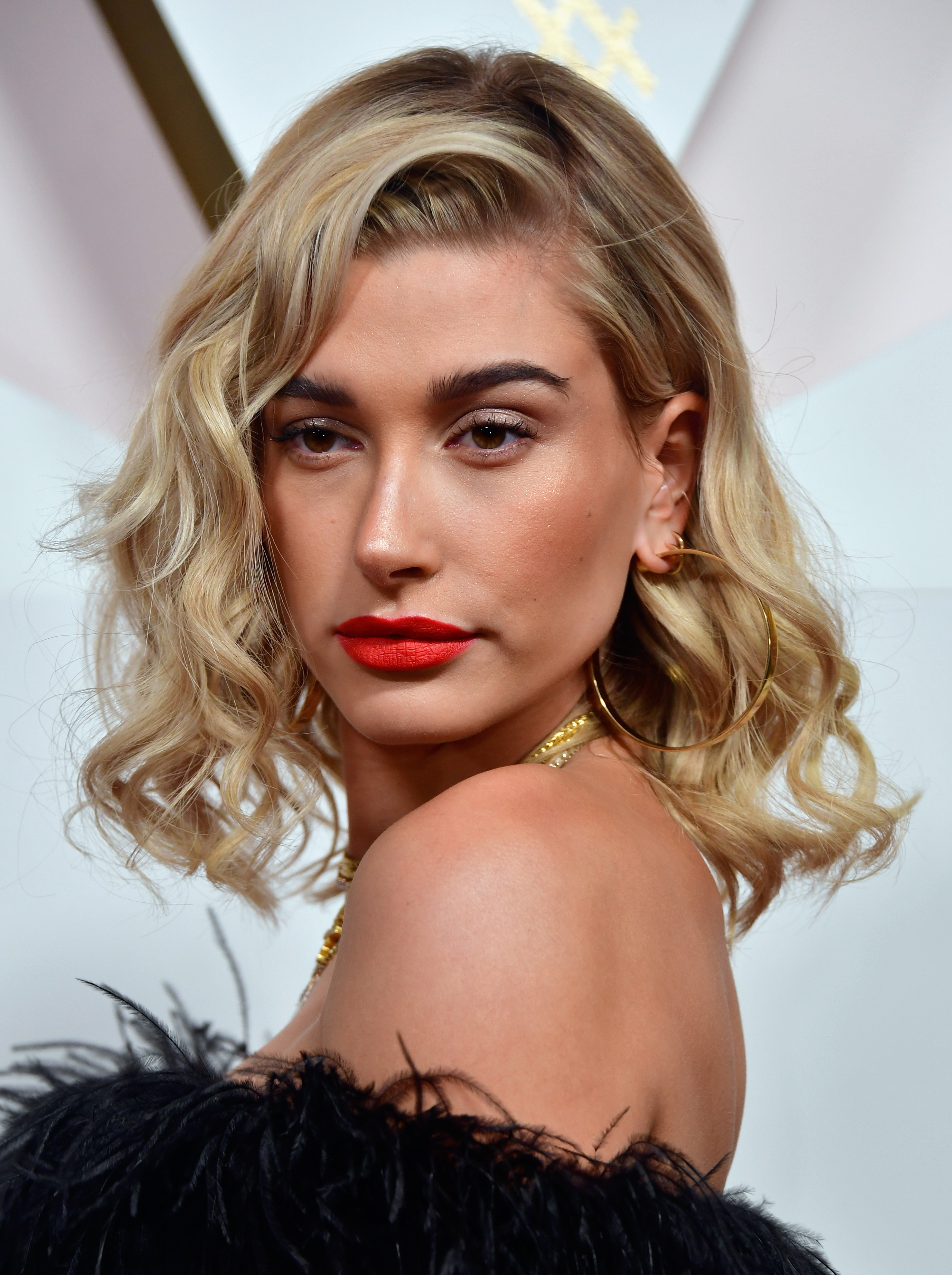 How to curl your hair: Hailey Bieber with blonde curly hair