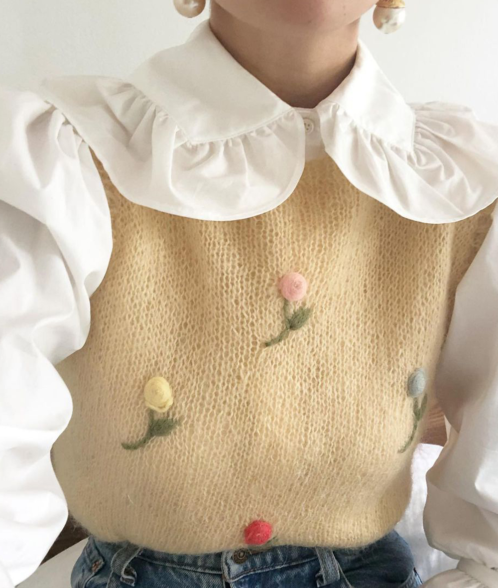 spring outfits 2021: sweater vest with a frilled shirt and jeans