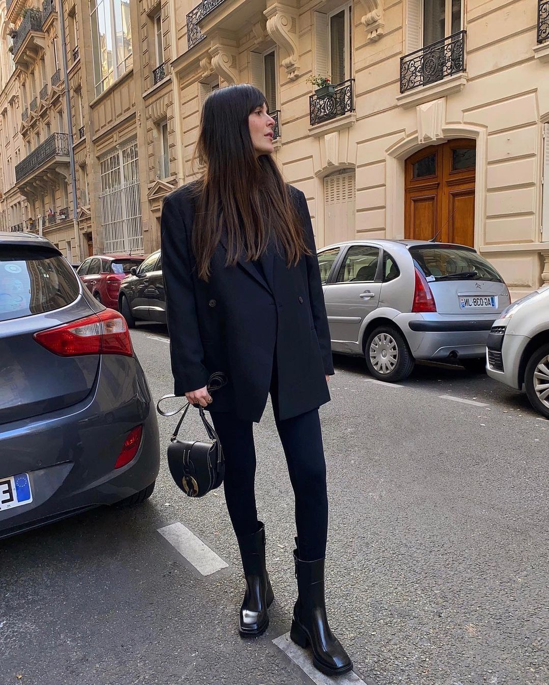 French Fashion Essentials: @leiasfez wears a black blazer