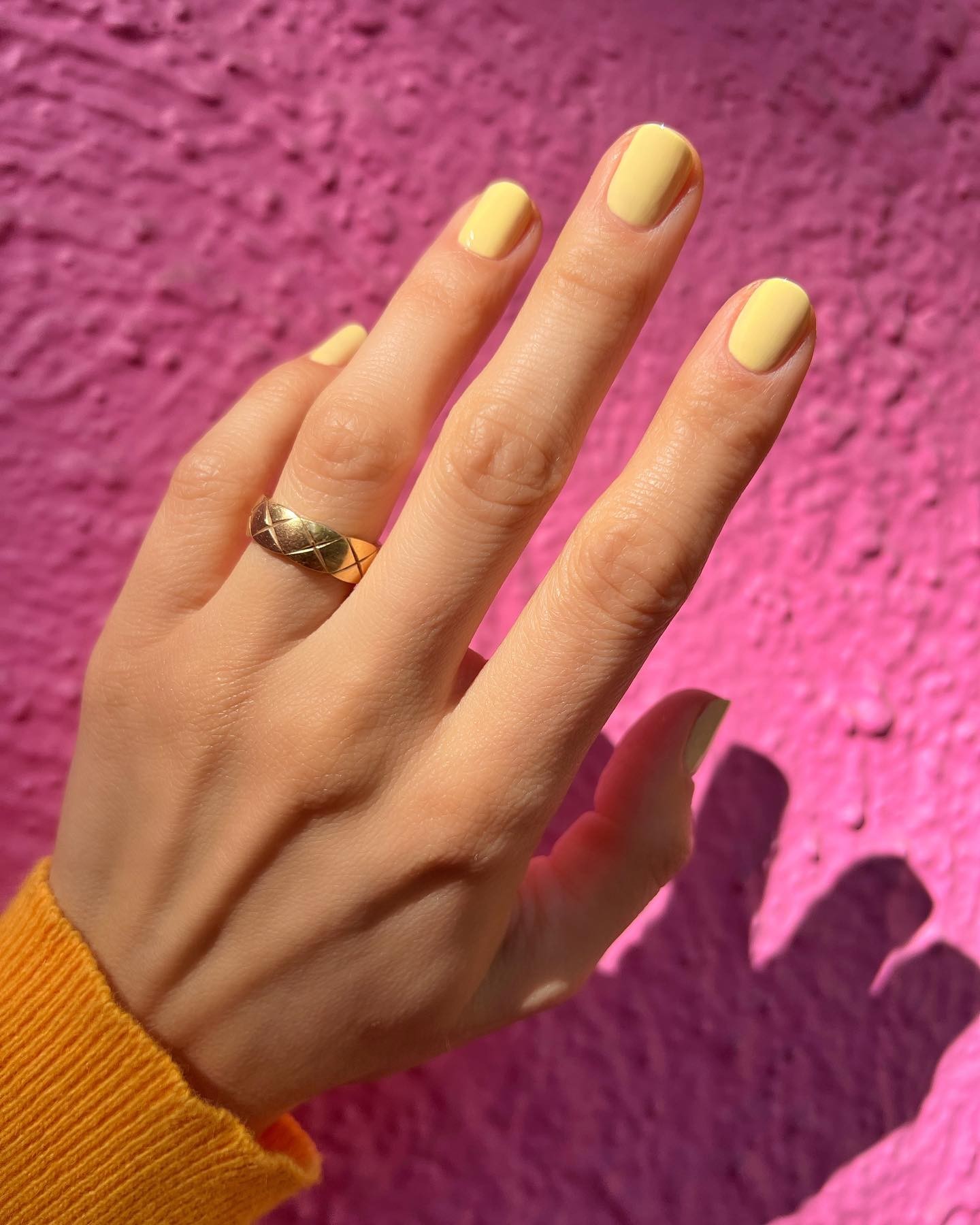 رنگ ناخن بهاره: @BETINA_GOLDSTEIN با ناخن های زرد نرگس