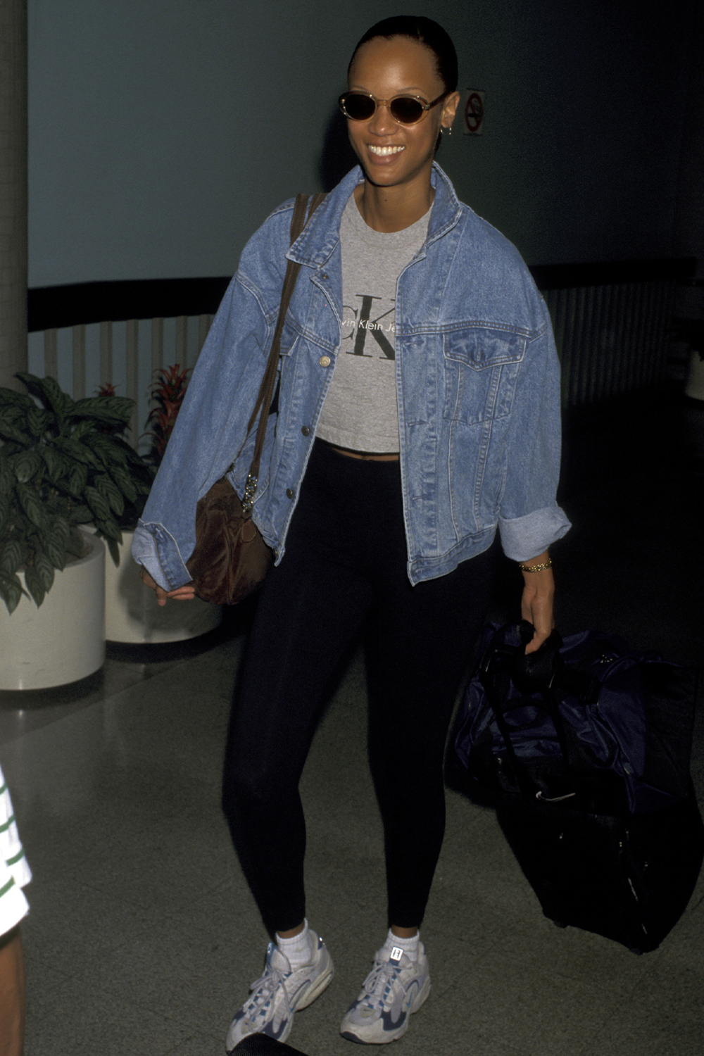 Easy 90s Outfits: Tyra Banks in a denim jacket and leggings