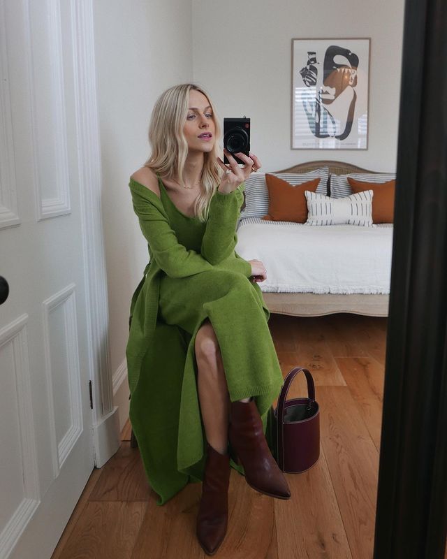 Autumn Knitwear Trends 2021: @joannalari wears a dress and cardigan set