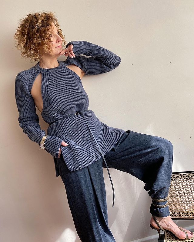 Autumn Knitwear Trends 2021: @venswifestyle wears a cut-out jumper