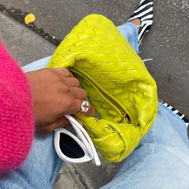 How to wear colour in autumn: @slipintostyle carries a lime Bottega Veneta bag