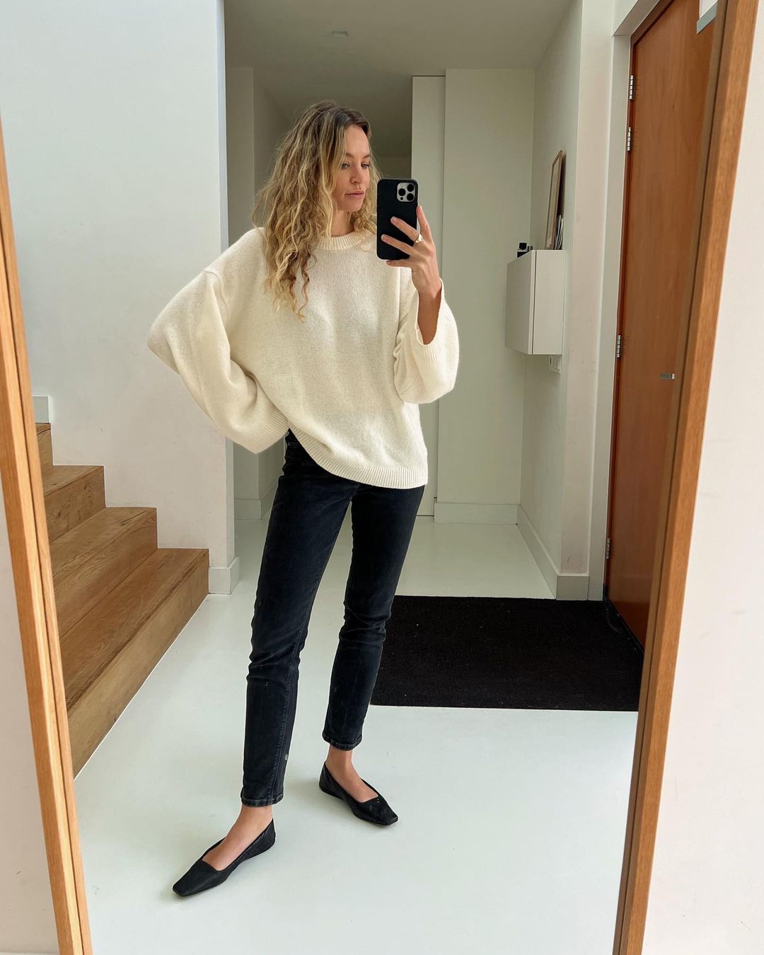 Black Jeans Outfits: RELAXED JUMPER + BALLET FLATS