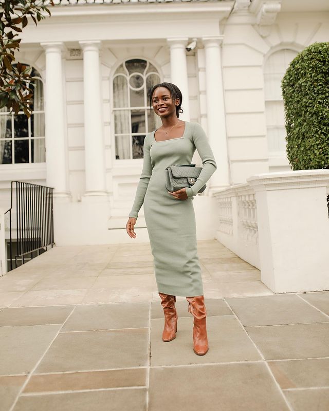 Shoes to Wear with Knitted Dresses: @eniswardrobe wears a green knitted midi dress with tan ruche boots