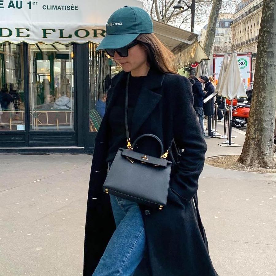 9 Incredibly Chic French-Girl Baseball-Cap Outfits for Fall | Who