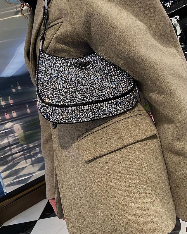 Handbag Trends 2022: @venswifestyle with an embellished Prada bag