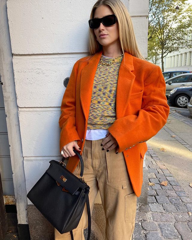 Colour Trends 2022: @emilisindlev wears a tangerine blazer
