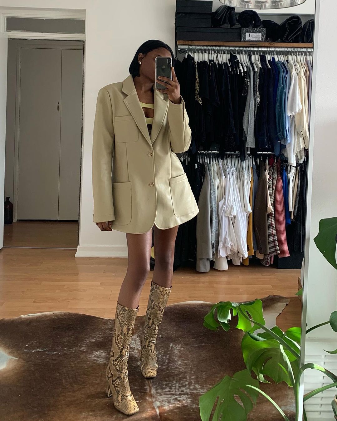 Boot Trends 2022: @mimi.orere wears a pair of snake print boots