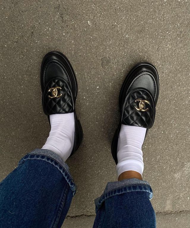 How French Women Style Loafers: @leiasfez wears a pair of Chanel loafers with white socks