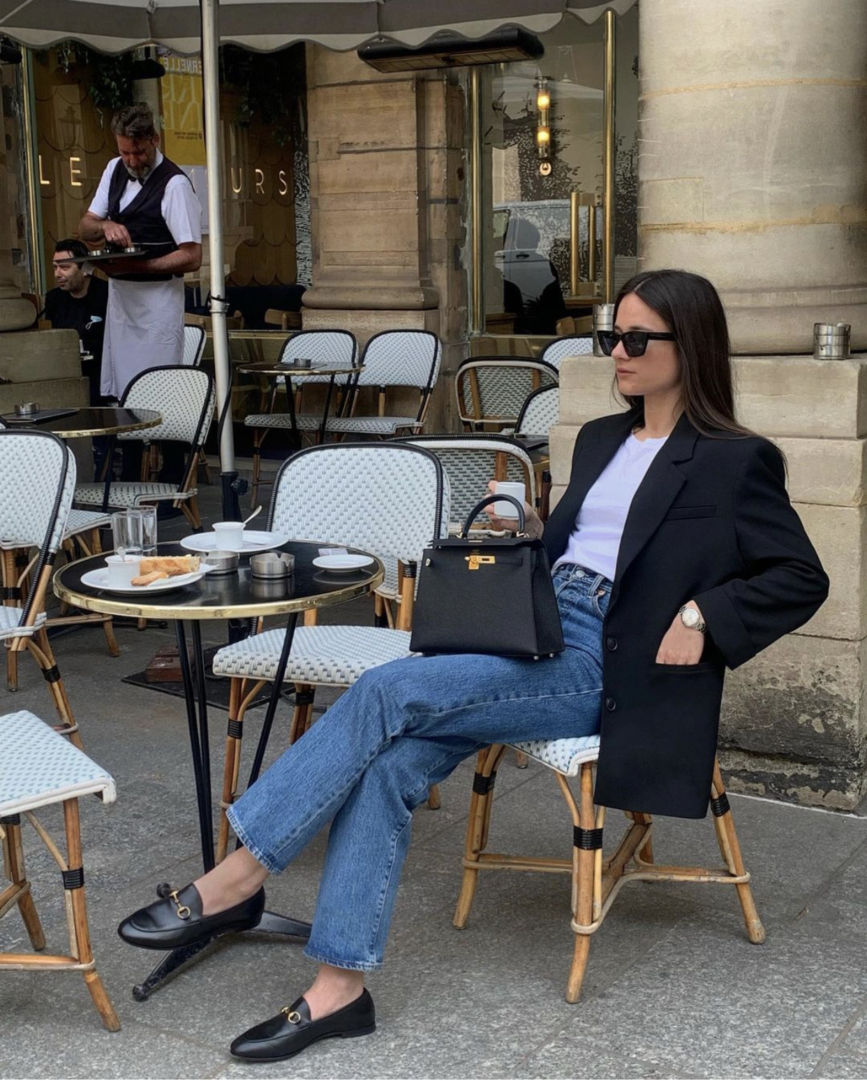 How French Women Style Loafers: @leasy_inparis wears a pair of Gucci loafers with blue jeans and an oversized blazer