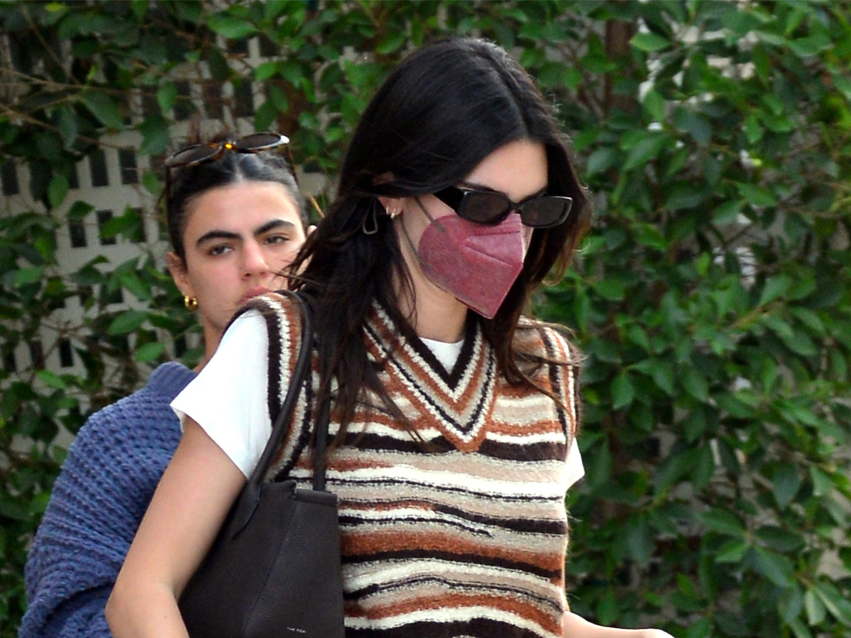 Kendall Jenner Wore Every L.A. Girl’s Favorite Sweater-and-Jeans Combo