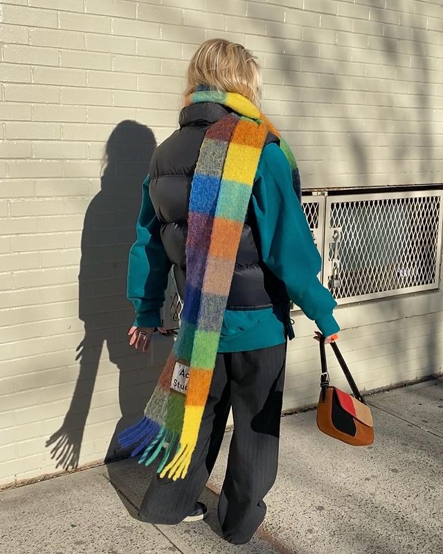 Easy Winter Outfits: @emiliamuss wears a bright scarf over her winter staples
