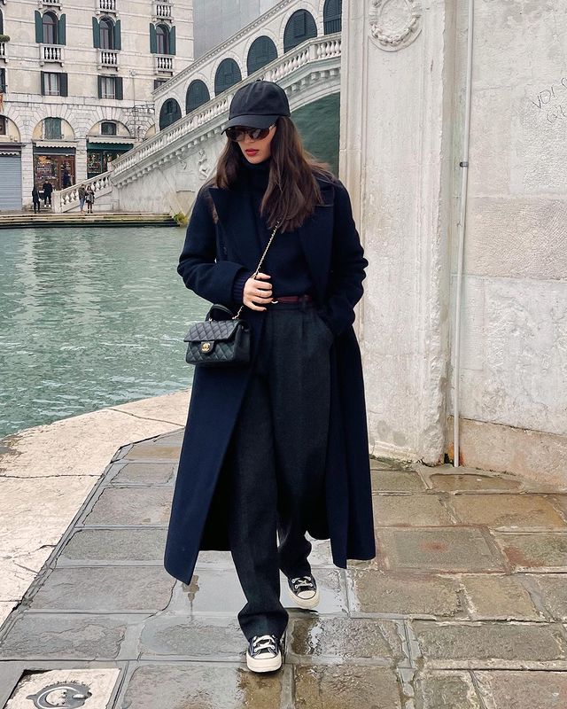French Women Wide-Leg Trouser Trend: @tamaramory wears black wide-leg trousers with a navy coat