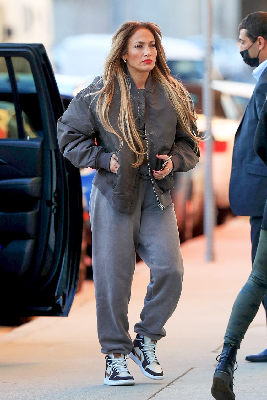 Jennifer Lopez sweatpants outfit