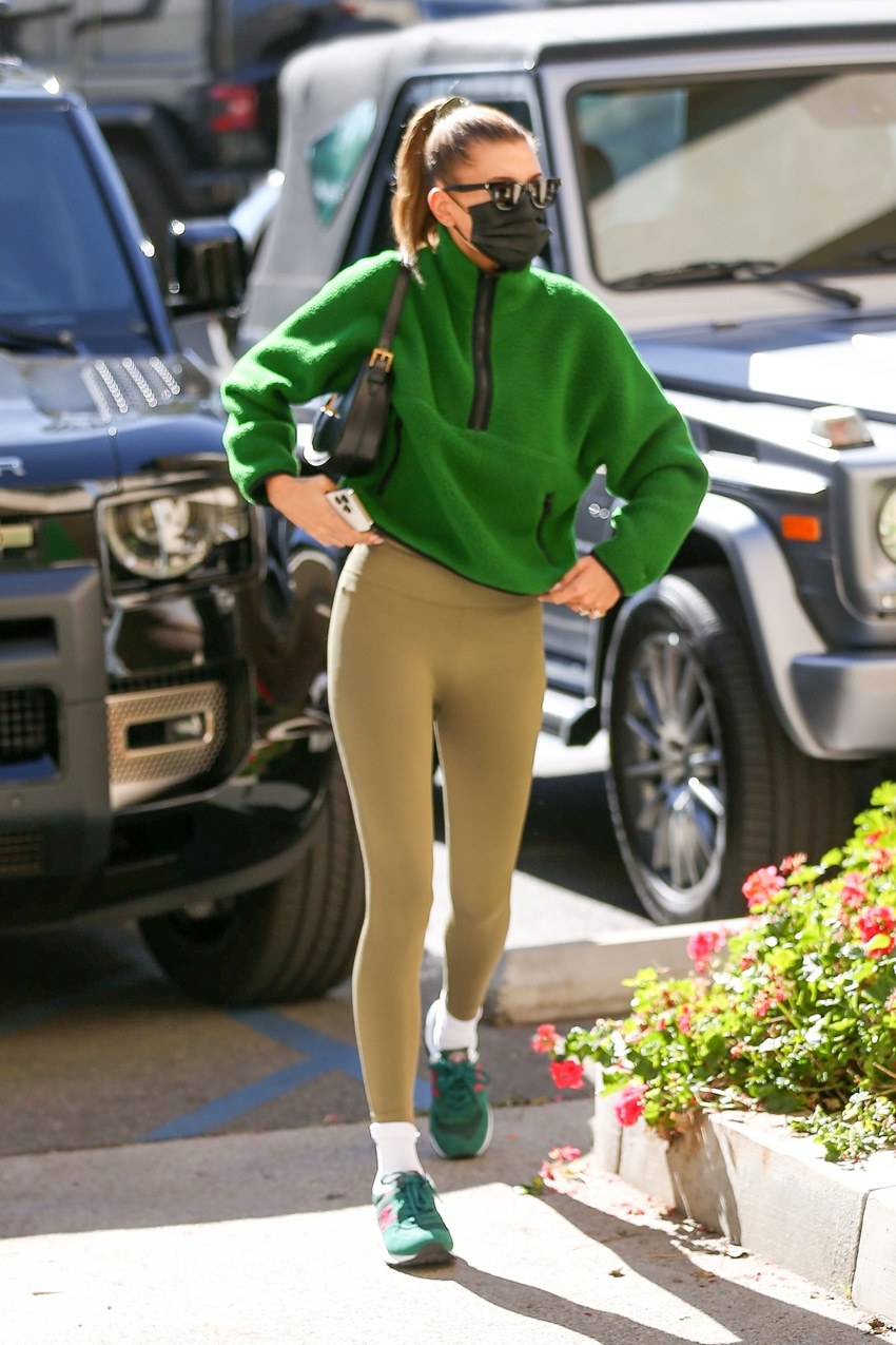Hailey Bieber leggings