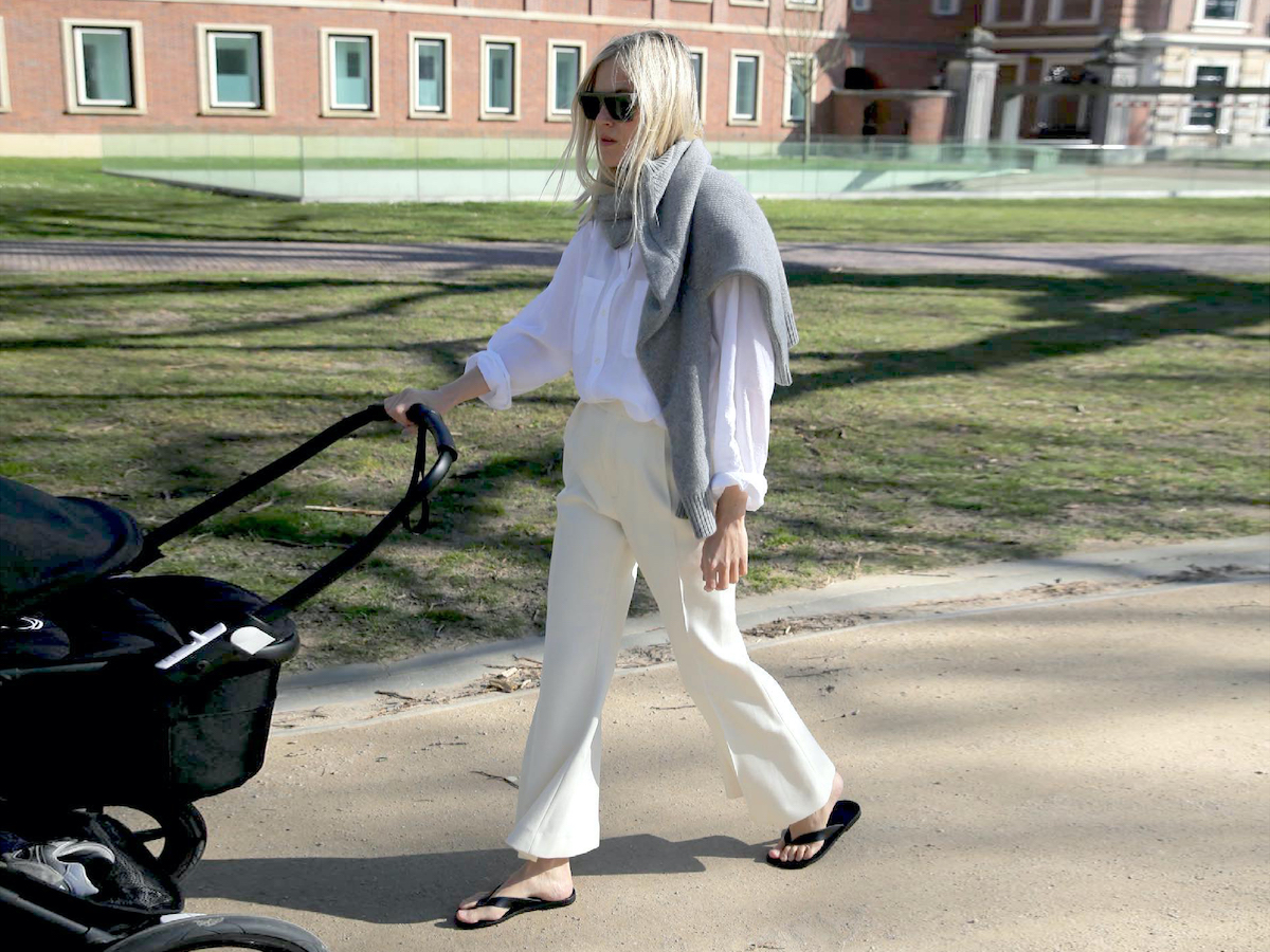Influencer and mom Linda Tol in easy stylish fashion like a white button-down shirt