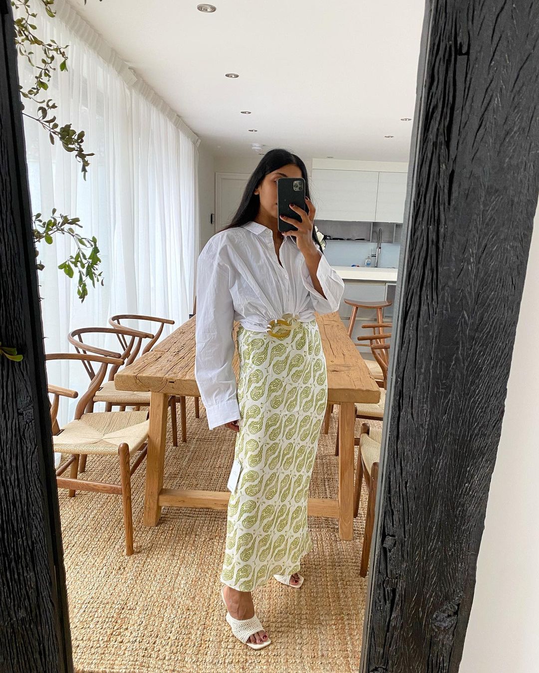 Spring 2022 Outfit Trends: @monikh wears a cropped shirt