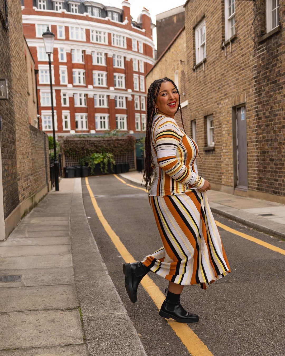 Spring 2022 Outfit Trends: @biancaffoley wears vertical stripes