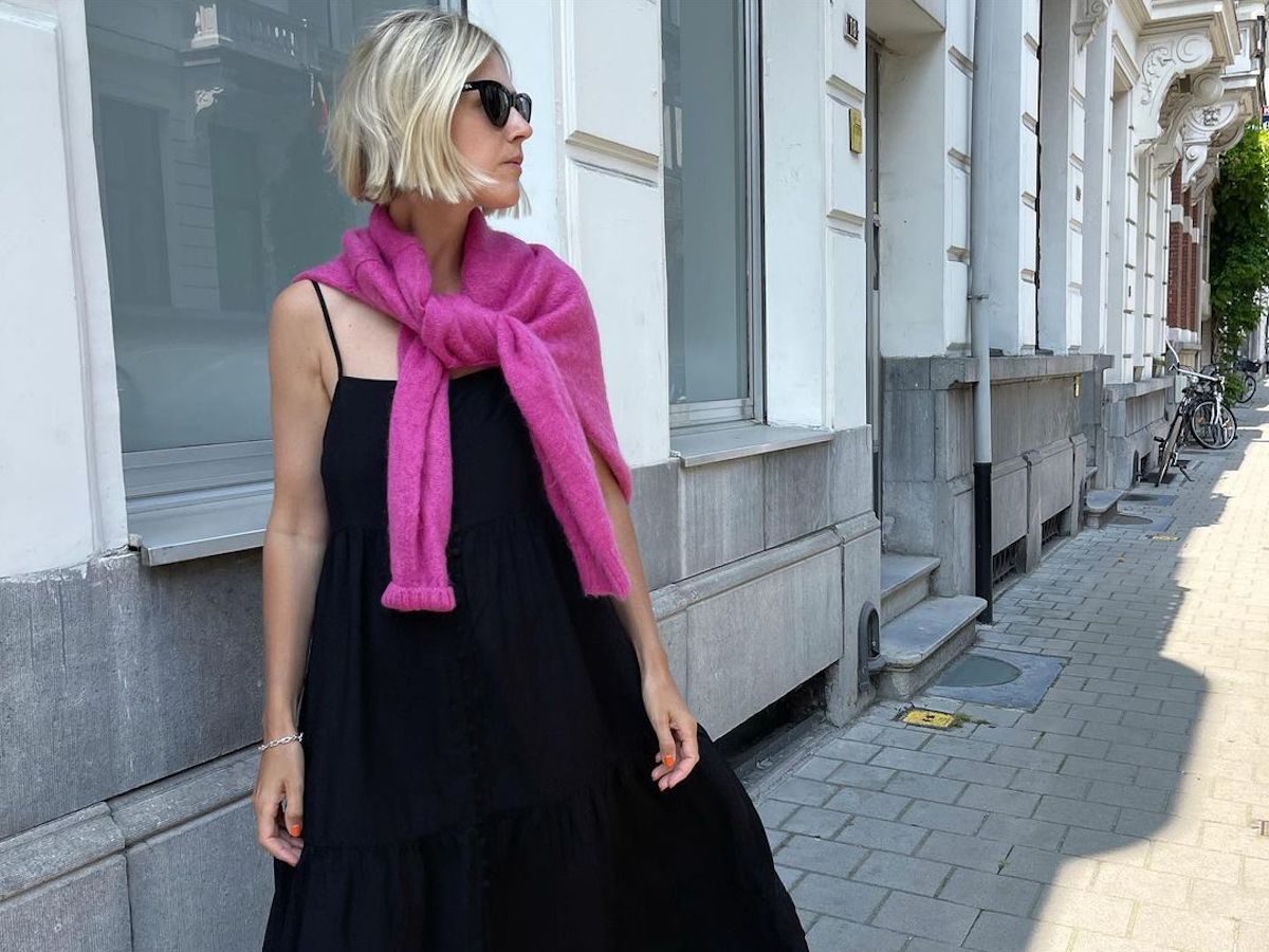 Influencer Linda Tol Dresses In Your 30s Black Minimalist Dress
