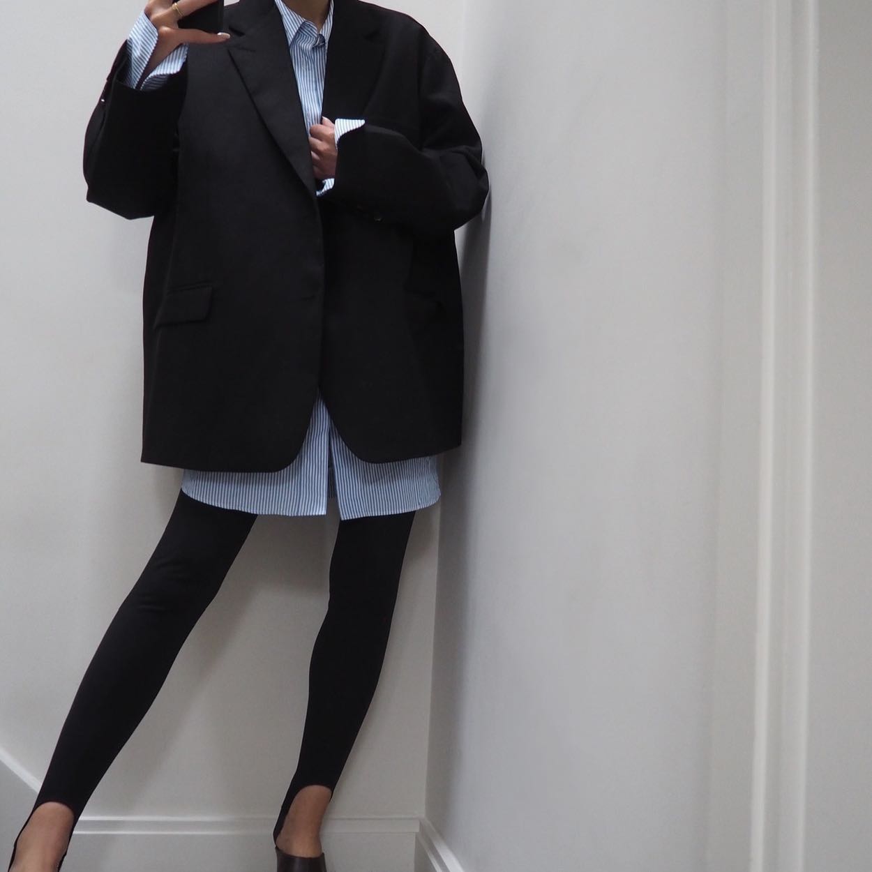 Blazer and legging outfits: @honeybelleworld wears an oversized blazer with a shirt and stirrup leggings