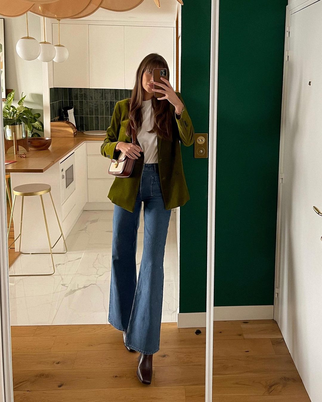 Summer 2022 Jeans Trends: @juliesfi wears a pair of jeans with patch pockets