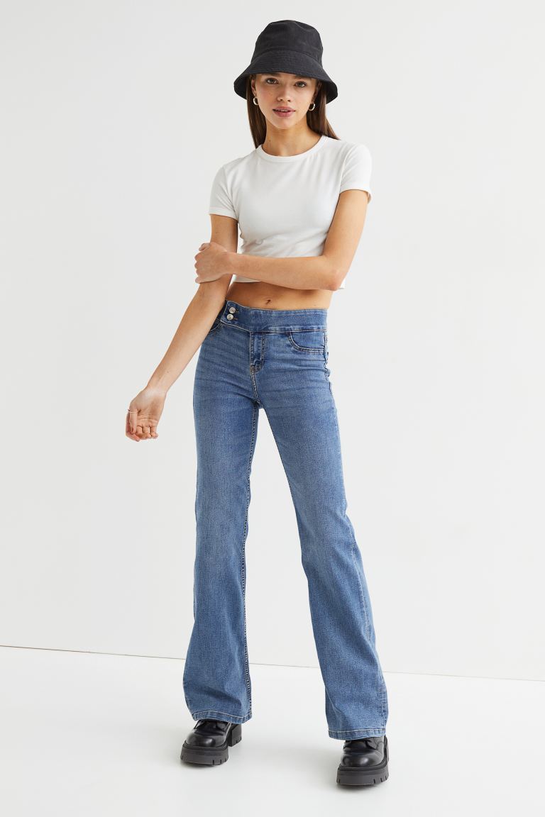 Hailey Bieber Wore Low-Rise Jeans With $65 Sneakers | Who What Wear UK